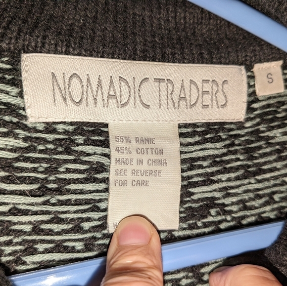 Nomadic traders sweater black and Lt blue snowflakes flowers 3 clasps - Picture 3 of 7